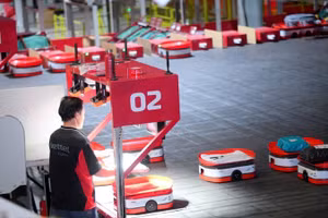 Viettel showcases its comprehensive automation solutions for the logistics sector. (Photo: Minh Ngoc)