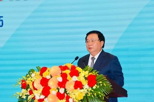 Politburo member Nguyen Xuan Thang speaks at the conference.