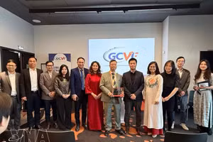 Vietnamese Ambassador to France Trinh Duc Hai (sixth from the right) and the leadership of Global Connect Viet Nam France. (Photo: VNA)