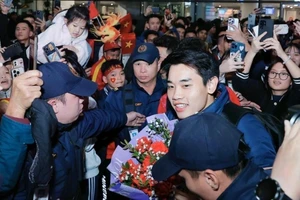 Striker Dinh Bac is embraced by fans. (Photo: VNA)