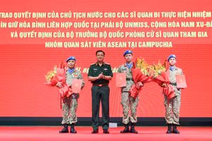 Senior Lieutenant General Nguyen Truong Thang, Deputy Minister of National Defence (second, left), presents the decisions to three officers departing for peacekeeping duties at the UN Mission in South Sudan (UNMISS) (Photo: NDO)