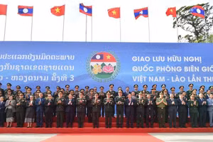 General Phan Van Giang and General Khamliang Outhakaysone pose for a group photograph with members of both delegations at Thanh Thuy Border Gate.