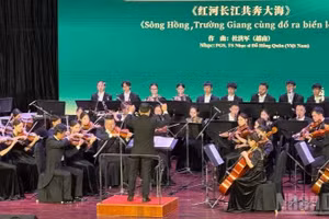 The Viet Nam–China friendship symphony concert is performed in Da Nang.