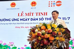Deputy Minister of Health Do Xuan Tuyen speaks at the event.