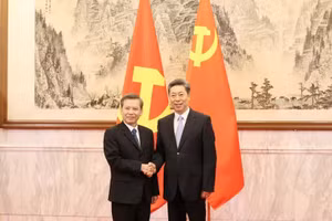 Le Minh Tri (L), Politburo member, Secretary of the CPV Central Committee, head of the CPV Central Committee's Commission for Internal Affairs, and Standing Deputy Head of the Central Steering Committee for the Prevention and Control of Corruption, Wastefulness and Negative Phenomena, meets with Chen Wenqing, Politburo member, Secretary of the CPC Central Committee's Secretariat and Secretary of the CPC Central Political and Legal Affairs Commission, in Beijing on July 15. (Photo: VNA)