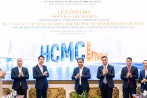 Ho Chi Minh City leaders, representatives of the Trade Promotion Agency and other delegates officiate the launch of the pilot version of the city's digital investment promotion infrastructure (HCMCInvest).
