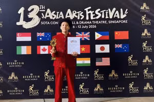 Dang Cong Danh poses with his Gold Medal at the Asia Arts Festival. 