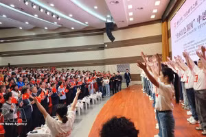 Vietnamese and Chinese youth, along with guests, sing “Vietnam–China" song by renowned composer Do Nhuan. (Photo: VNA)