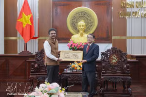 Indian Consul General in Ho Chi Minh City Vipra Pandey (left) presents a gift to Vice Chairman of the People's Committee of Can Tho Nguyen Van Khoi at the meeting on March 30. (Photo: VNA)