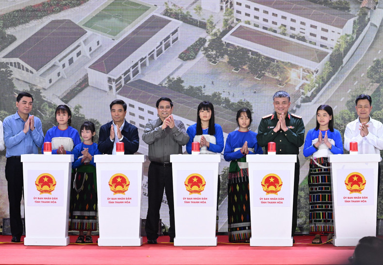 Prime Minister Pham Minh Chinh and delegates perform the groundbreaking ritual.