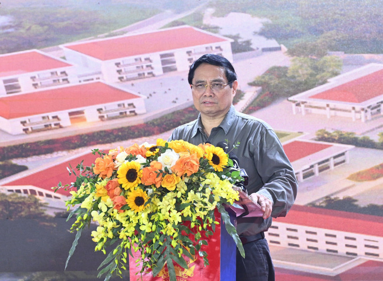 Prime Minister Pham Minh Chinh delivers remarks at the groundbreaking ceremony for the construction of inter-level primary and junior secondary boarding schools in land border communes.