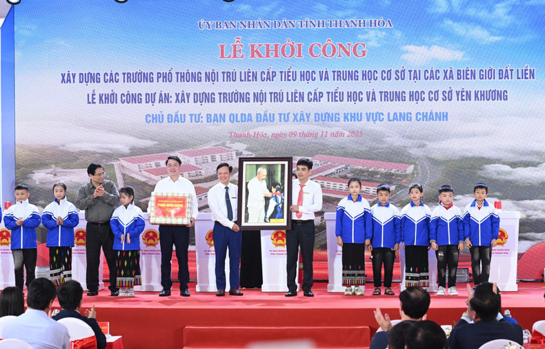 Prime Minister Pham Minh Chinh presents gifts to students of the Yen Khuong Inter-level Primary and Junior Secondary Boarding School.