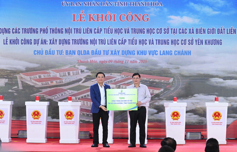 A representative of the Viet Nam National Industry-Energy Group presents Thanh Hoa Province with one inter-level primary and junior secondary boarding school project in a land border commune.