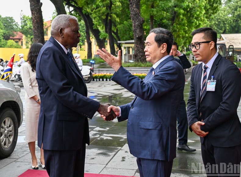 National Assembly Chairman Tran Thanh Man welcomes Esteban Lazo Hernandez, President of the National Assembly of People’s Power and President of the Council of State of Cuba. 011025-vn-cuba-2.jpg