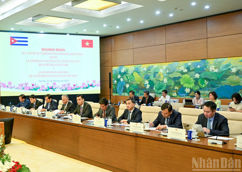 Vietnamese National Assembly delegates attend the meeting. 011025-vn-cuba-4.jpg