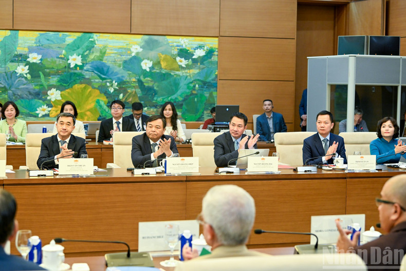 Vietnamese National Assembly delegates attend the meeting. 011025-vn-cuba-10.jpg