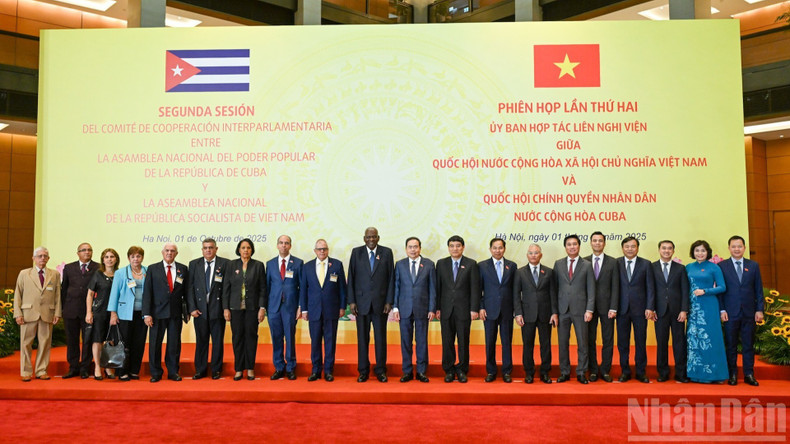 National Assembly Chairman Tran Thanh Man and Esteban Lazo Hernandez, President of the National Assembly of People’s Power and President of the Council of State of Cuba pose for a commemorative photo with delegates from both countries attending the meeting. 011025-vn-cuba-1.jpg