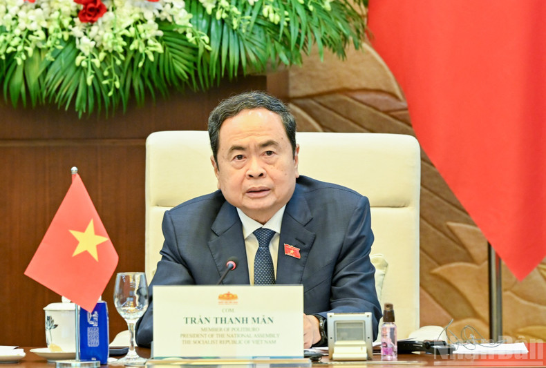 National Assembly Chairman Tran Thanh Man delivers a speech at the meeting. 011025-vn-cuba-7.jpg