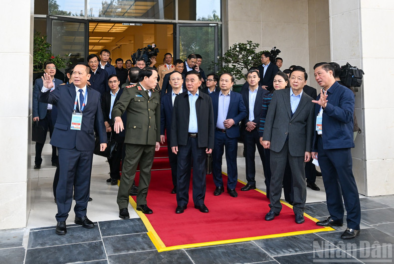 Leaders of the Guard Command report to Party and State leaders at the preliminary rehearsal on the morning of January 13.