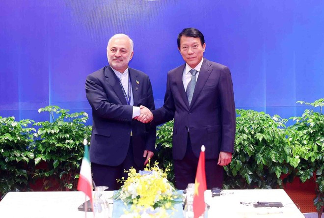 Minister of Public Security General Luong Tam Quang and Iranian Deputy Foreign Minister for Consular, Parliamentary, and Iranian Affairs Vahid Jalalzadeh. (Photo: VNA) 261025-bca-2.jpg