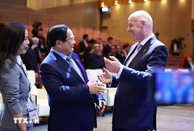PM Chinh and FIFA President Gianni Infantino (Photo: VNA) 261025-tt-gap-3.jpg