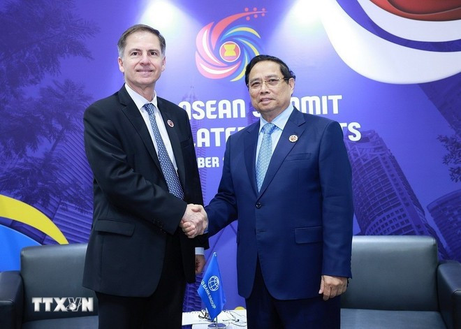 PM Chinh meets with World Bank (WB) Vice President Carlos Felipe Jaramillo in Kuala Lumpur on October 26. (Photo: VNA) 261025-tt-gap-1.jpg