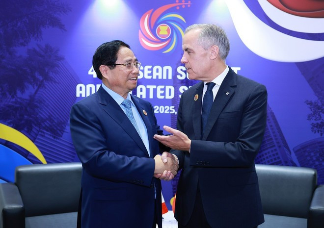 Prime Minister Pham Minh Chinh (left) and Canadian Prime Minister Mark Carney in Kuala Lumpur on October 26. (Photo: VNA) 261025-tt-tx-1.jpg