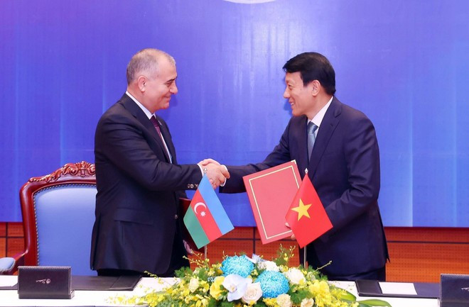 Minister of Public Security General Luong Tam Quang (R) and Azerbaijani Chief of the State Security Service Ali Naghiyev. (Photo: VNA) 261025-bca-1.jpg