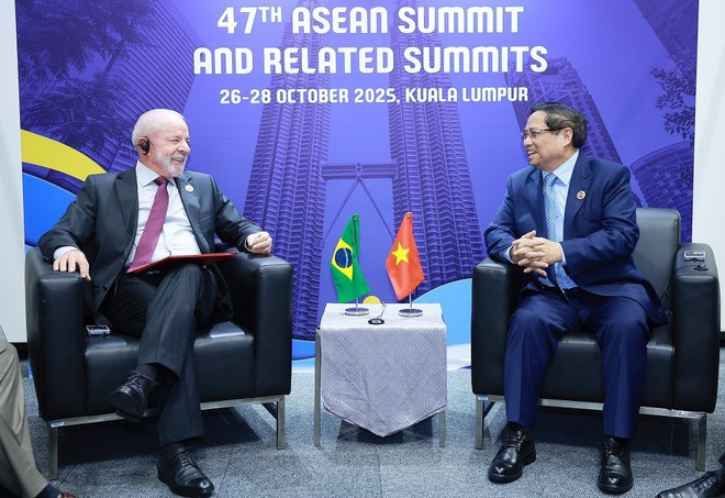 Prime Minister Pham Minh Chinh (R) meets with Brazilian President Lula da Silva in Kuala Lumpur on October 26. (Photo: VNA) 261025-tt-tx-2.jpg