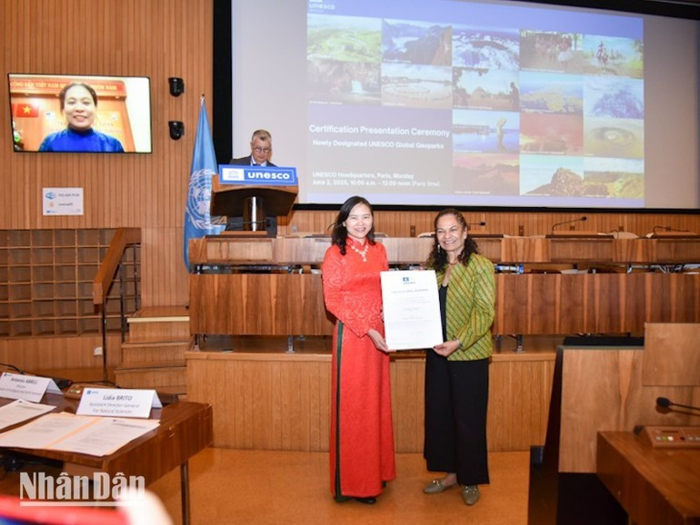 Ms Lidia Brito, UNESCO’s Assistant Director-General for Natural Sciences, presents the certificate of recognition to Ambassador Nguyen Thi Van Anh. (Photo: MINH DUY) 040625-cong-vien-dia-chat-toan-cau-2.jpg