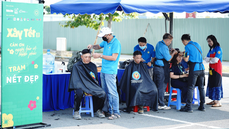 At the “beauty station”, workers receive haircuts and grooming, preparing neatly for the New Year.