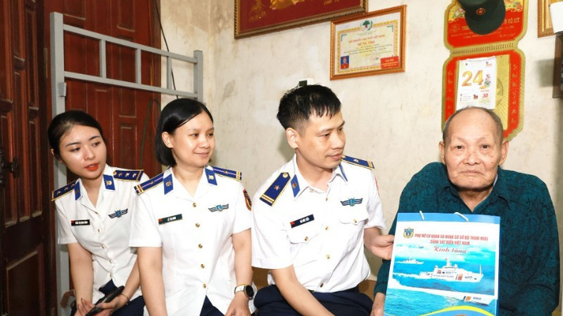 Delegation members pay heartfelt visits and express their gratitude to the elder generations for their sacrifices. 250725-bo-tu-lenh-tham-tbls.jpg