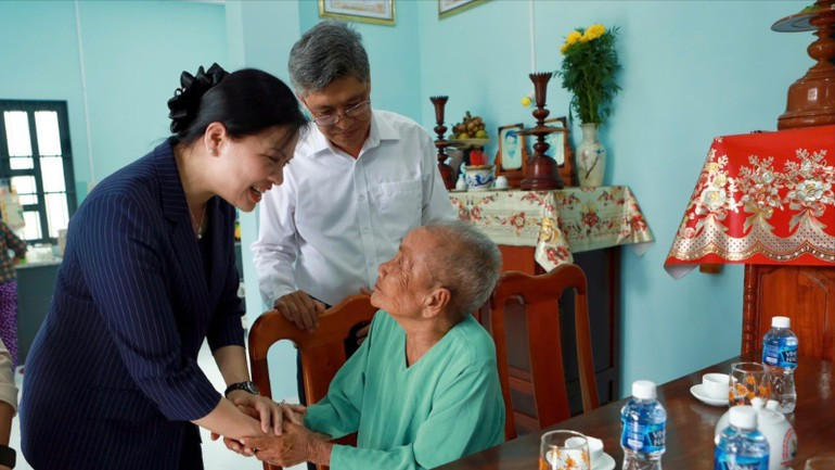 Vice President of the Viet Nam Fatherland Front Central Committee Ha Thi Nga visits Vietnamese Heroic Mother Luong Thi Con. 250725-lam-dong-tham-tbls.jpg