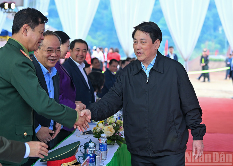 State President Luong Cuong with delegates at the ceremony.