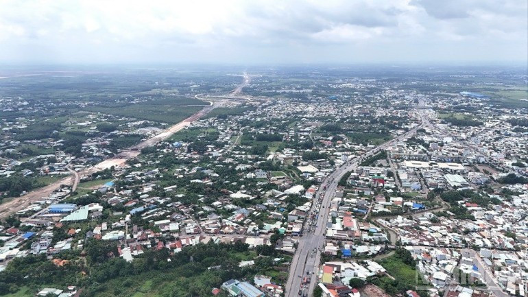 The Bien Hoa–Vung Tau Expressway and National Highway 51 run through Long Thanh Commune. 230725-long-thanh-cat-canh-4.jpg