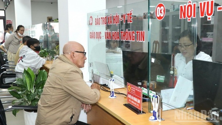 Processing administrative dossiers at the Long Thanh commune-level Public Administration Service Centre. 230725-long-thanh-cat-canh-3.jpg