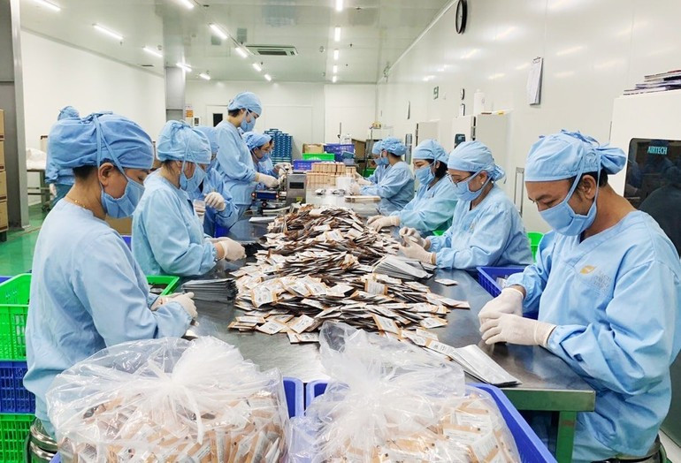 One Vietnamese business turns eggshell by-products into organic calcium powder and extracting alkaline water from citrus peels. 011025-thuong-mai-dien-tu-2.jpg