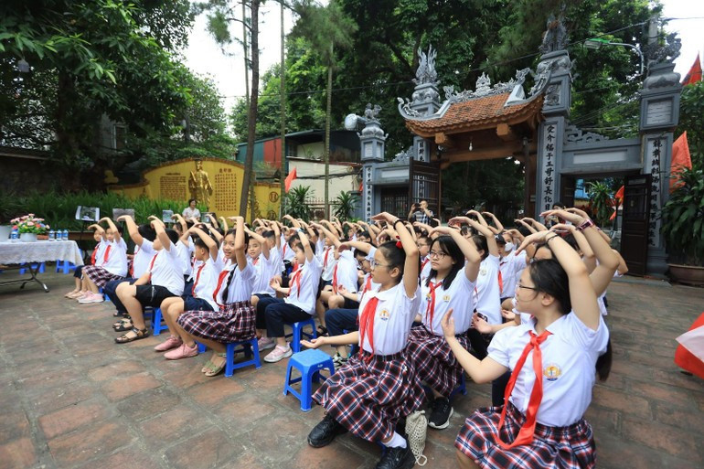 Pupils express excitement after learning about the history and culture of local heritage sites. (Photo: GIANG NAM) 070825-sau-re-ben-goc-7.jpg