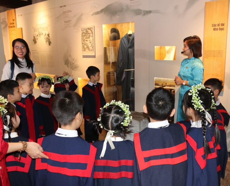 Pupils explore the scholarly tradition at the Temple of Literature – Quoc Tu Giam. (Photo: GIANG NAM) 070825-sau-re-ben-goc-4.jpg