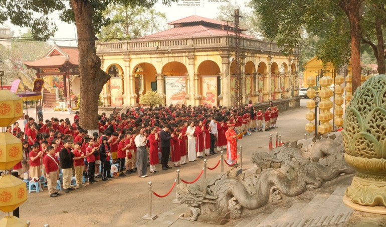 Hanoian pupils visit and learn at the Thang Long Imperial Citadel. (Photo: GIANG NAM) 070825-sau-re-ben-goc-2.jpg