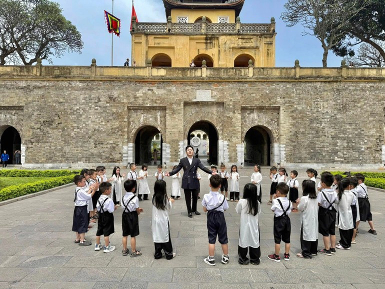 Hanoian pupils visit and learn about the Imperial Citadel of Thang Long. (Photo: GIANG NAM) 070825-sau-re-ben-goc-6.jpg