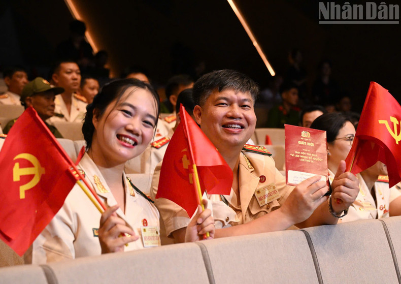 Delegates attend the congress. 070825-tt-10.jpg