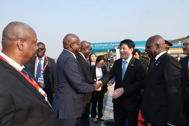 Angolan officials welcome President Luong Cuong at Quatro de Fevereiro International Airport on August 6 afternoon. (Photo: VNA) 070825-ctn-angola.jpg
