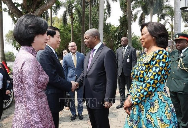 Angolan President João Manuel Gonçalves Lourenço and his spouse welcome visiting Vietnamese State President Luong Cuong and his spouse. (Photo: VNA) 070825-le-don-ctn.jpg