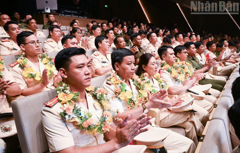 A total of 246 exemplary role models participate in the congress. 070825-tt-7.jpg