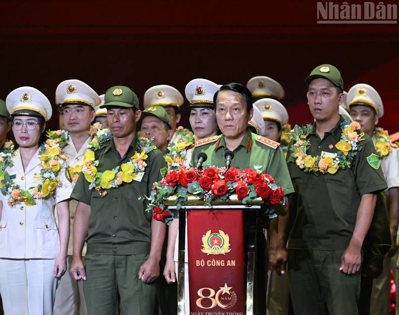 General and Minister of Public Security Luong Tam Quang delivers a speech at the congress. 070825-tt-3.jpg