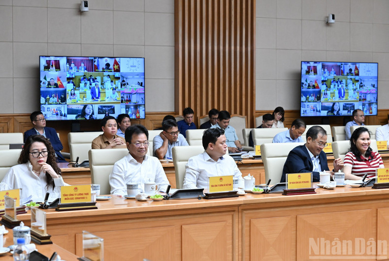 Leaders of enterprises and associations attend the conference. Leaders of enterprises and associations attend the conference.