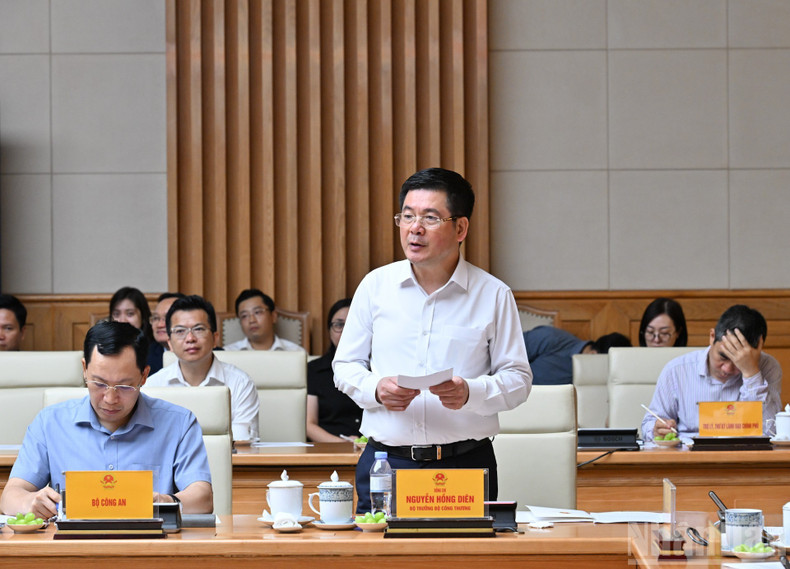 Minister of Industry and Trade Nguyen Hong Dien delivers a speech. Minister of Industry and Trade Nguyen Hong Dien delivers a speech.