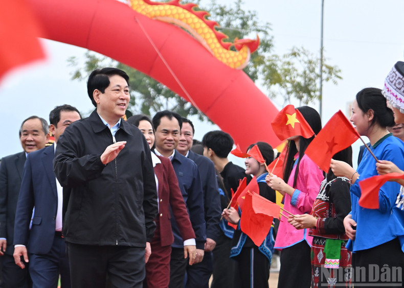 State President Luong Cuong attends the launch ceremony of the tree planting festival.