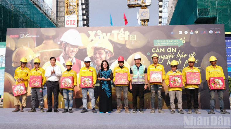 Representatives of participating units present gifts as a gesture of appreciation and gratitude to workers who have made tireless efforts throughout the past year.